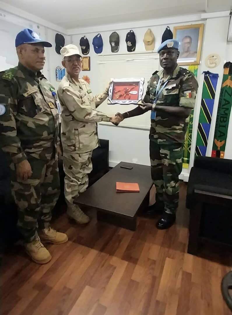 قائد الجيش البري الموريتاني يزور مقر قوة حفظ السلام في وسط (...)