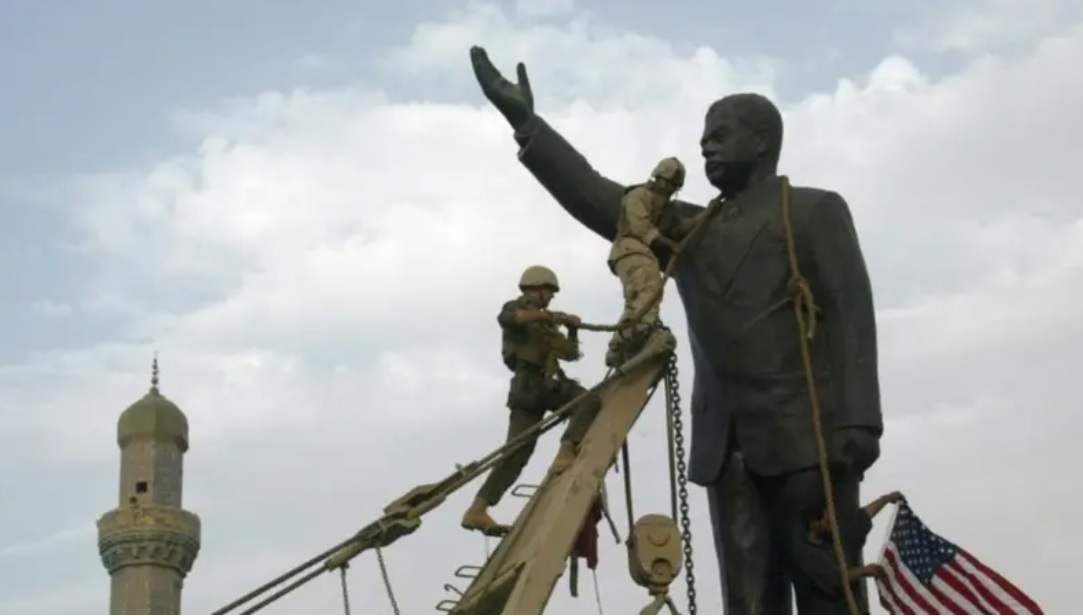 شاهد يروي: صدام وقف ببغداد وراقب بأم عينيه تمثاله يسقط(صورة)