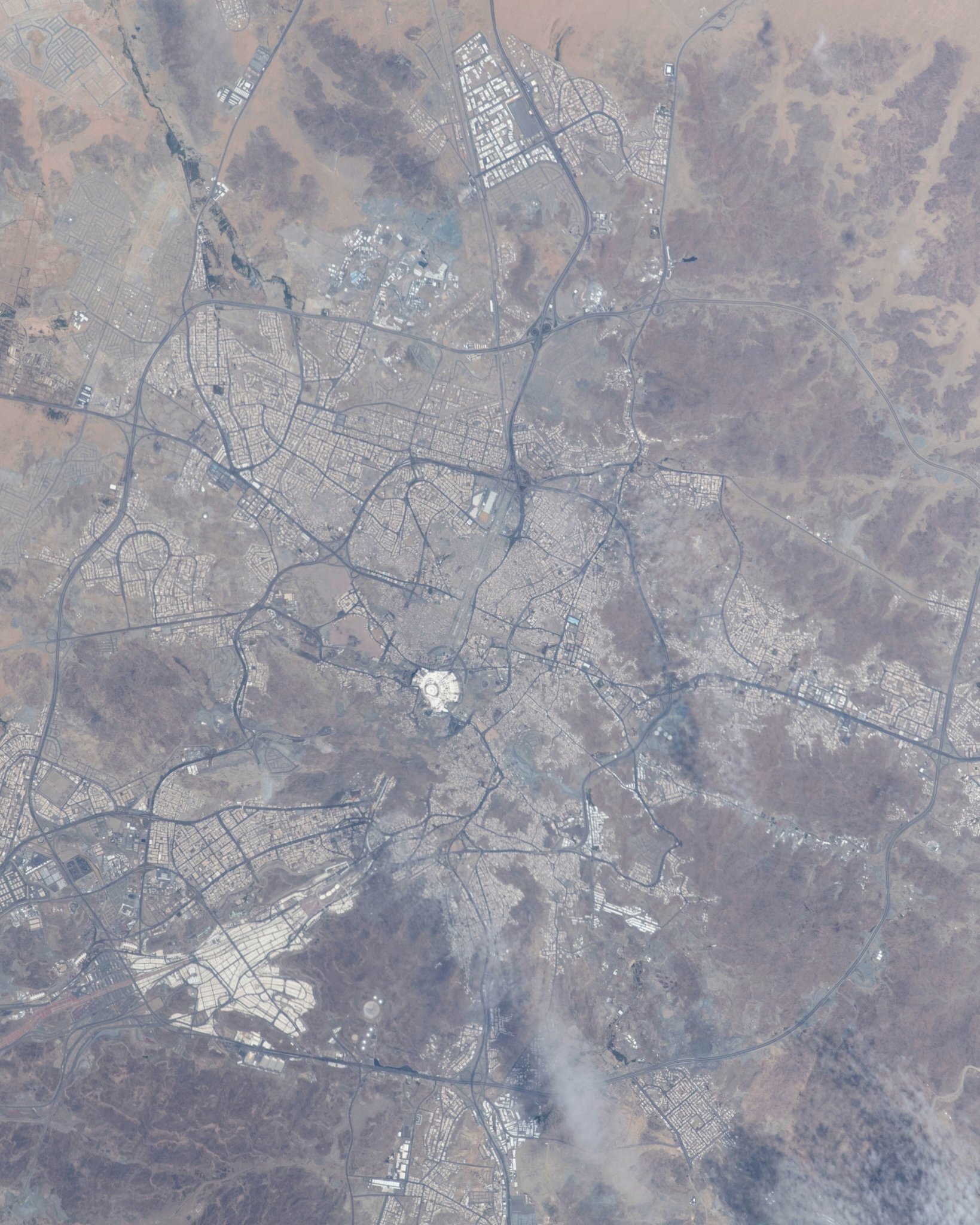 صورة من الفضاء.. شاهد المسجد الحرام وخيام الحجاج في منى