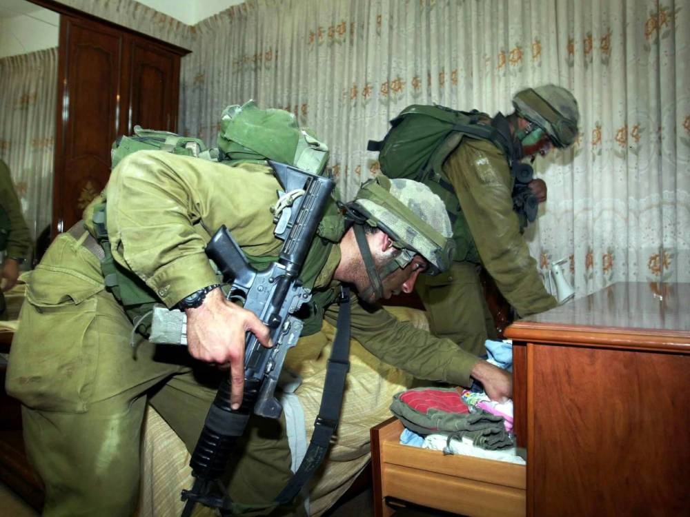 جندي إسرائيلي: الجيش نهب وأحرق منازل بغزة وأعدم أسرى