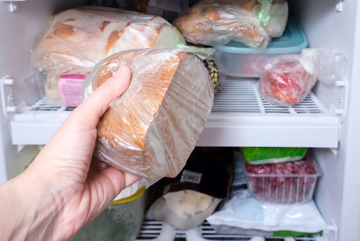 تحذيرات : وضع الخبز في الثلاجة يسبب السرطان