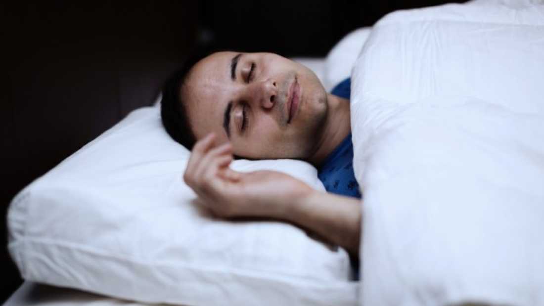دراسة: حركات العين السريعة أثناء النوم ليست عشوائية