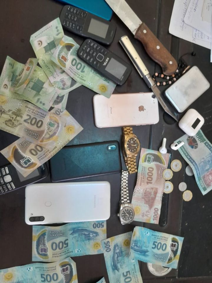 القبض على عصابة مسلحة وبحوزتها هواتف ذكية ومبالغ مالية(صور)
