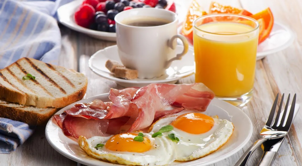 7 أطعمة ومشروبات لا تتناولها في وجبة الإفطار