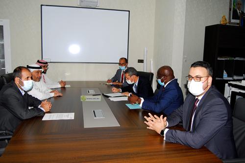 وزير المالية الموريتاني يوقع مع وفد من الصندوق السعودي للتنمية (...)