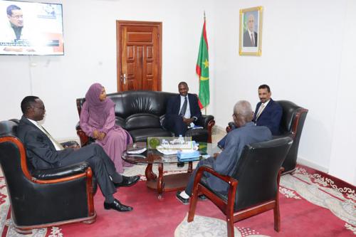 وفد من المجلس السنغالي لتنظيم الاتصال السمعي البصري يزور السلطة (...)