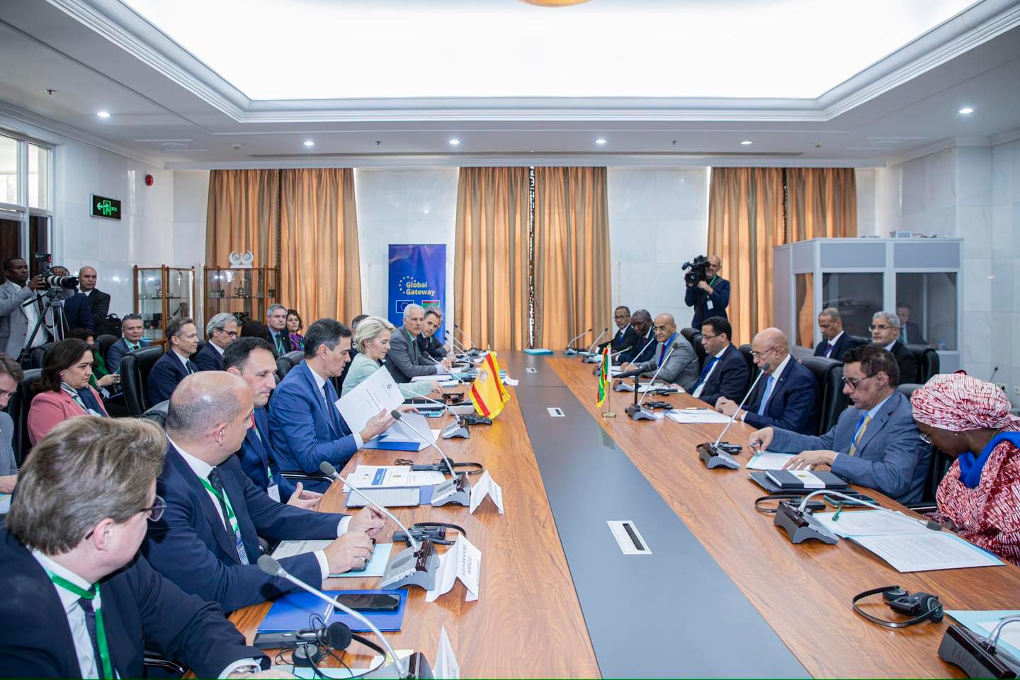 الرئيس غزواني يترأس طاولة مستديرة شارك فيها رئيس الحكومة (…)