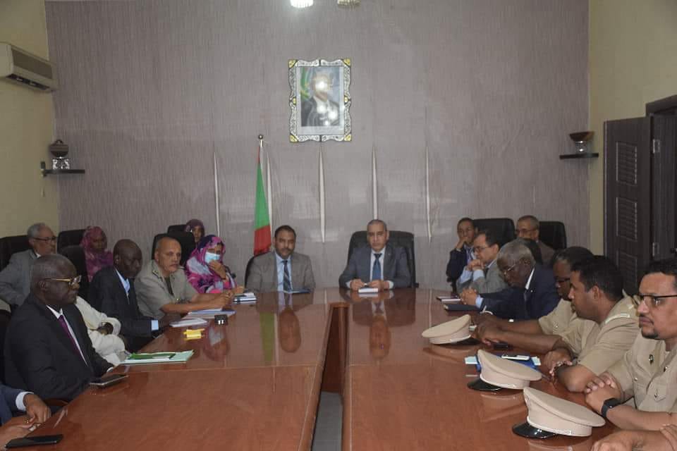 وزير الداخلية الموريتاني يجتمع بمعاونيه ويتدارس معه ثلاث (...)