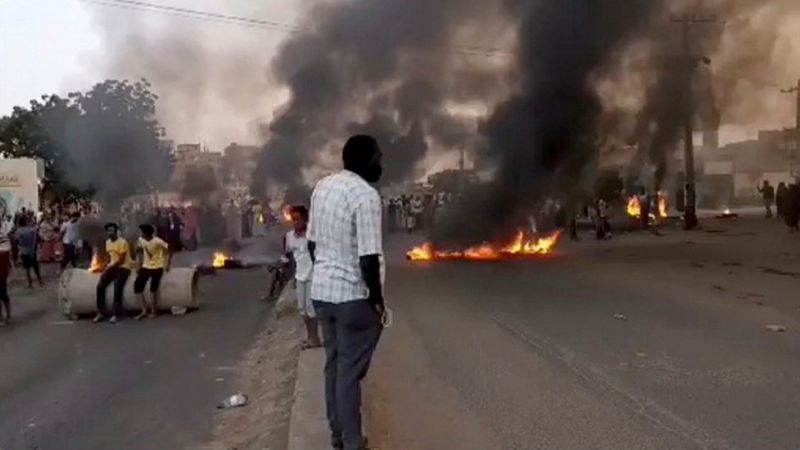 انقلاب عسكري في السودان: وضع رئيس الوزراء حمدوك قيد الإقامة (...)