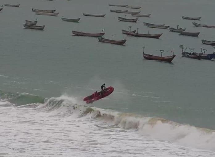 صور من إنقاذ خفر السواحل الموريتانية لشابين من الغرق على (…)