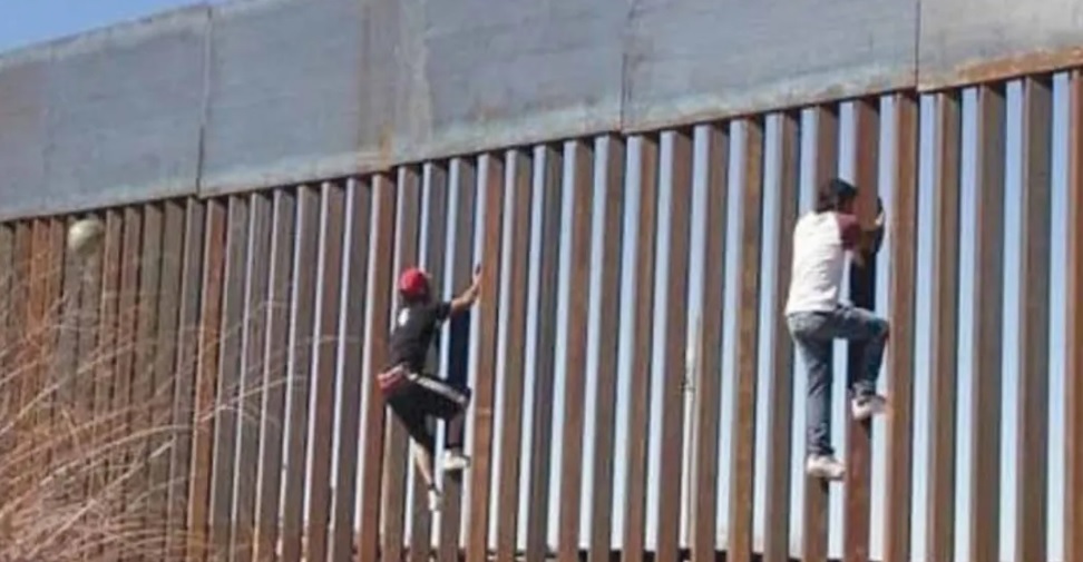 تسلق جدار المكسيك.. حلم يراود شباب موريتانيا