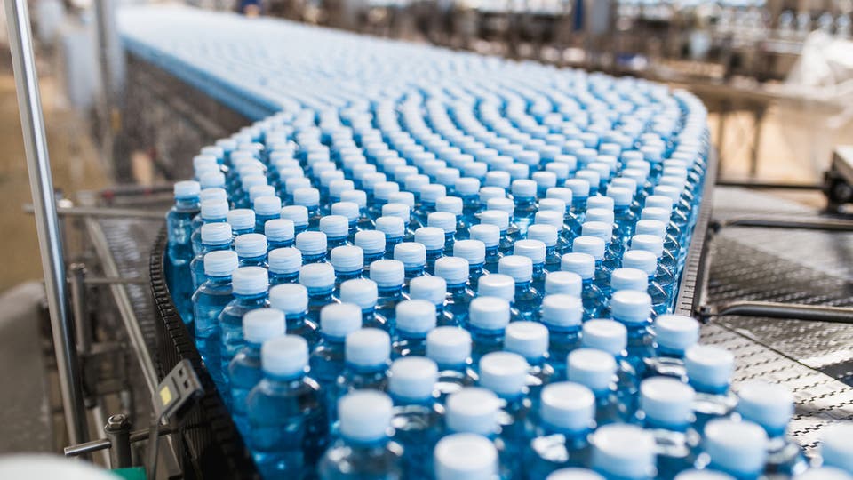 دراسة تشرح: احذر مياه الشرب المعبأة بزجاجات البلاستيك