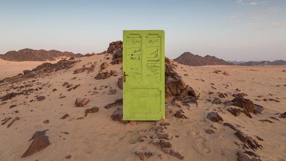 قصة باب في صحراء(صورة)