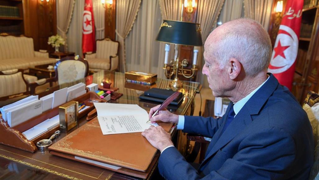لأول مرة رئيس عربي يسلم من كلفه بتشكيل الحكومة رسالة بخط (…)