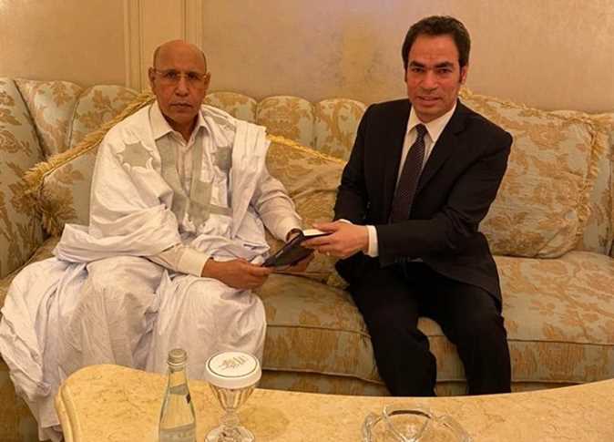 «المسلماني» يهدي رئيس موريتانيا نسخة من كتابه «أمة في خطر»