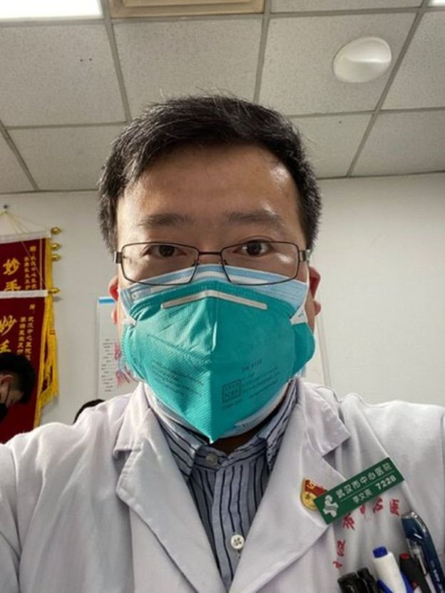 قصة طبيب صيني حذر زملاءه من فيروس كورونا قبل تفشي (…)