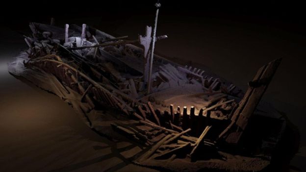علماء يكتشفون مجسما لسفينة أثرية تحت الماء ويقولون: هذا (…)