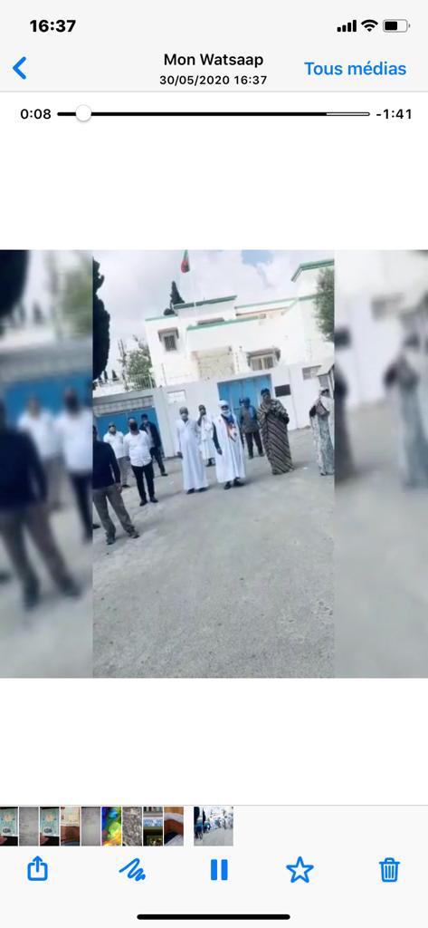 بعض العالقين الموريتانيين في تونس يحتجون أمام السفارة