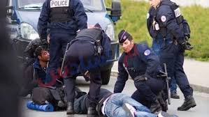 إحالة مجموعة من الشرطة الفرنسية إلى القضاء بتهمة العنصرية