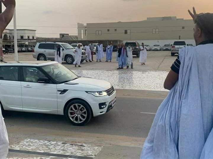 صورة جديدة لولد عبد العزيز وهو يتجول داخل سيارته بنواكشوط