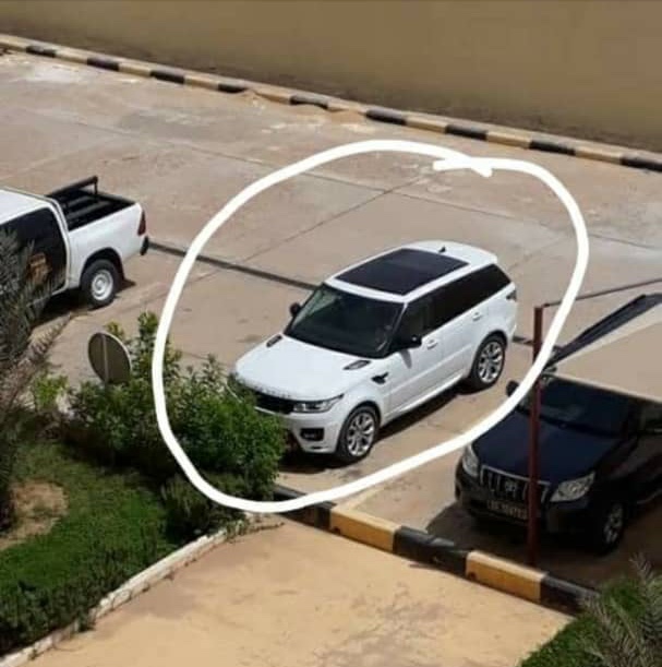 صورة سيارة ولد عبد العزيز وهي متوقفة داخل إدارة الأمن (...)
