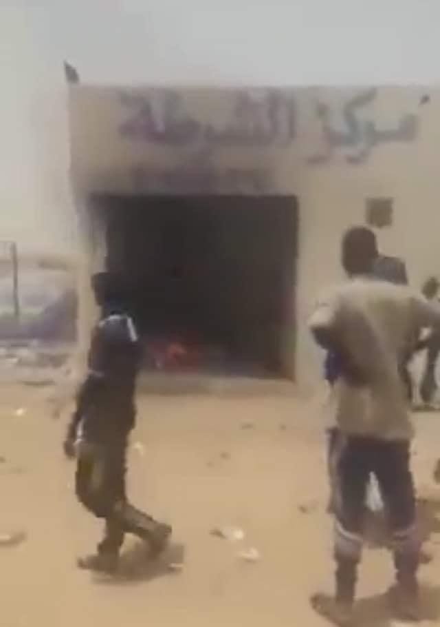 صورة مركز شرطة الشامي لحظة إحراق المتظاهرين له