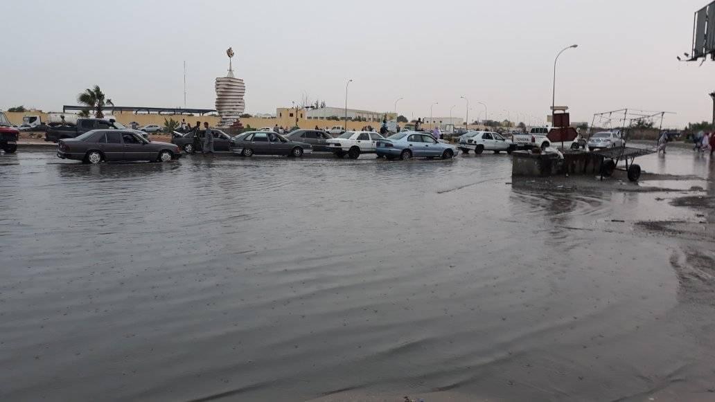 صور من مياه الأمطار اليوم وهي تغلق أغلب شوارع نواكشوط