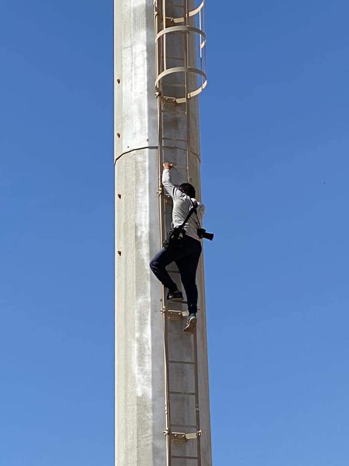 صور لمصور مصري وهو يتسلق أحد أعمدة الإنارة بالملعب (…)