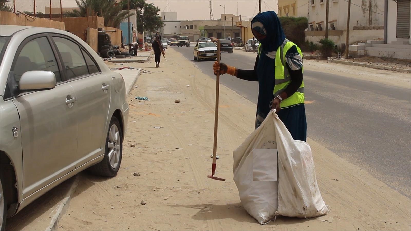عمال النظافة يطالبون إدارة الشركة بمنحهم تعويض عن رمضان (…)