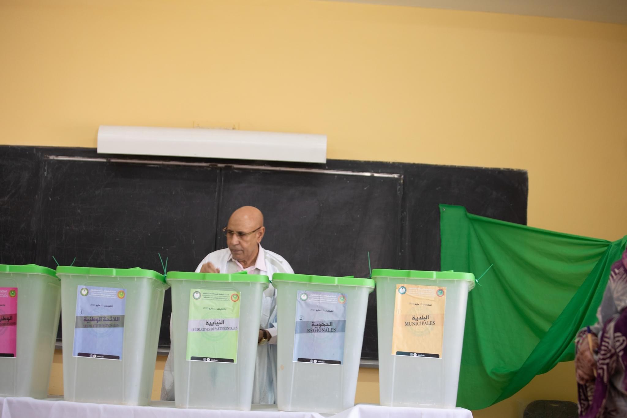 صور من تصويت الرئيس محمد ولد الشيخ الغزواني