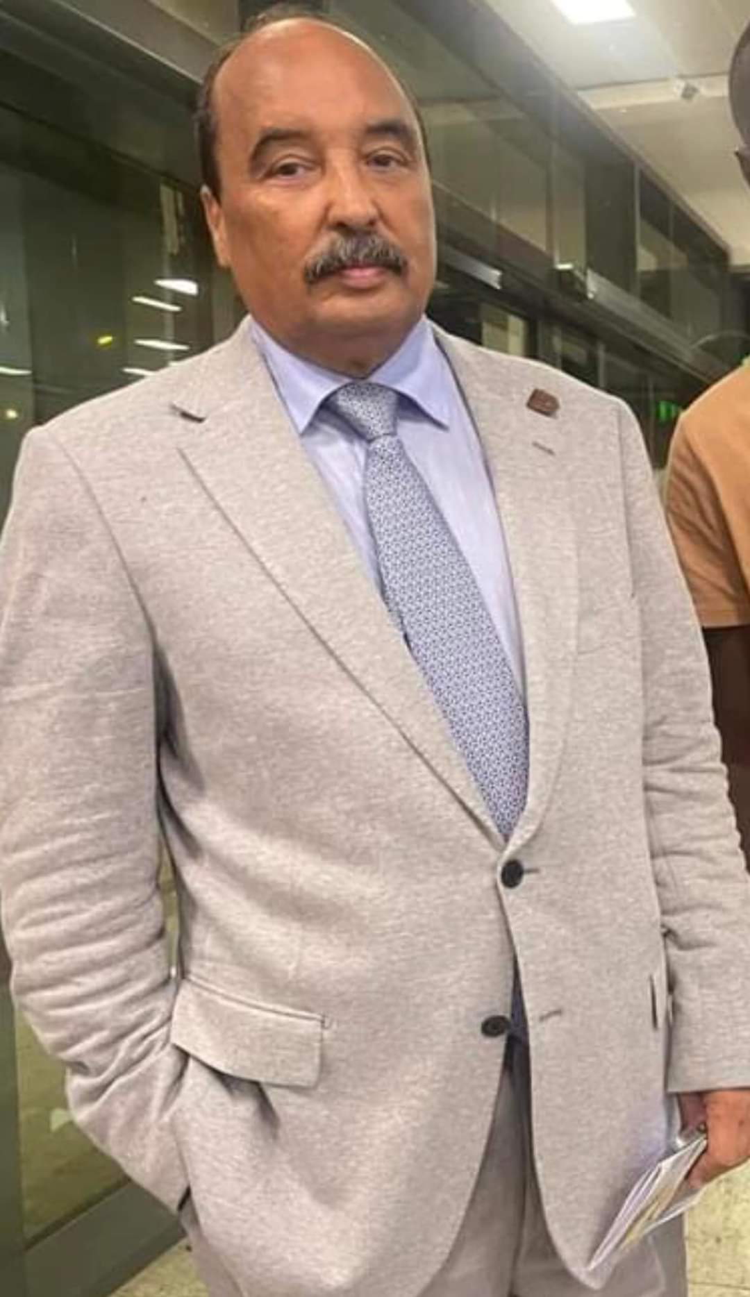صورة الرئيس السابق ولد عبد العزيز في المطار قبل السفر إلى (...)