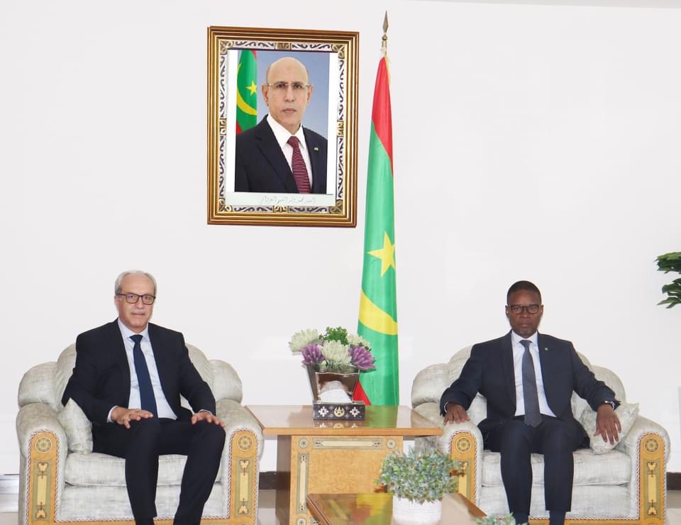 الوزير الأول يبحث مع وزير البريد والمواصلات الجزائري (…)