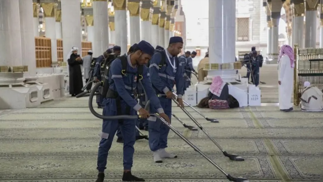 تفاصيل 25 ألف سجادة بالمسجد النبوي مزودة بشريحة&nbsp;(…)