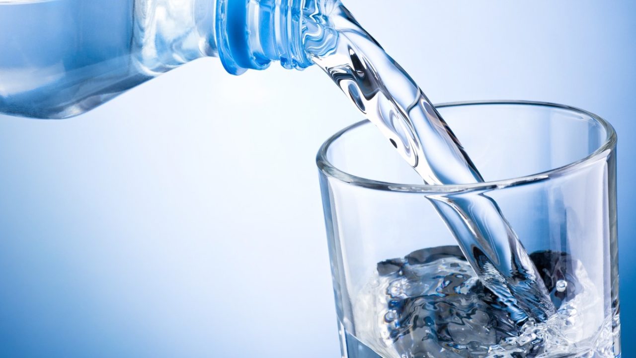 العلم يكشف حقيقة النصيحة الطبية: 8 أكواب من الماء يوميا