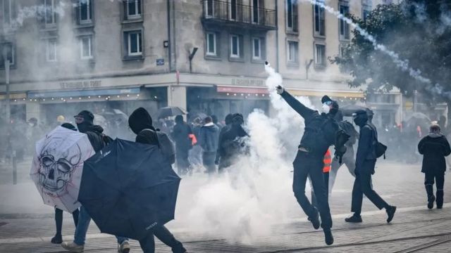 فرنسا تحظر حق التظاهر السلمي المكفول بكل القوانين (...)