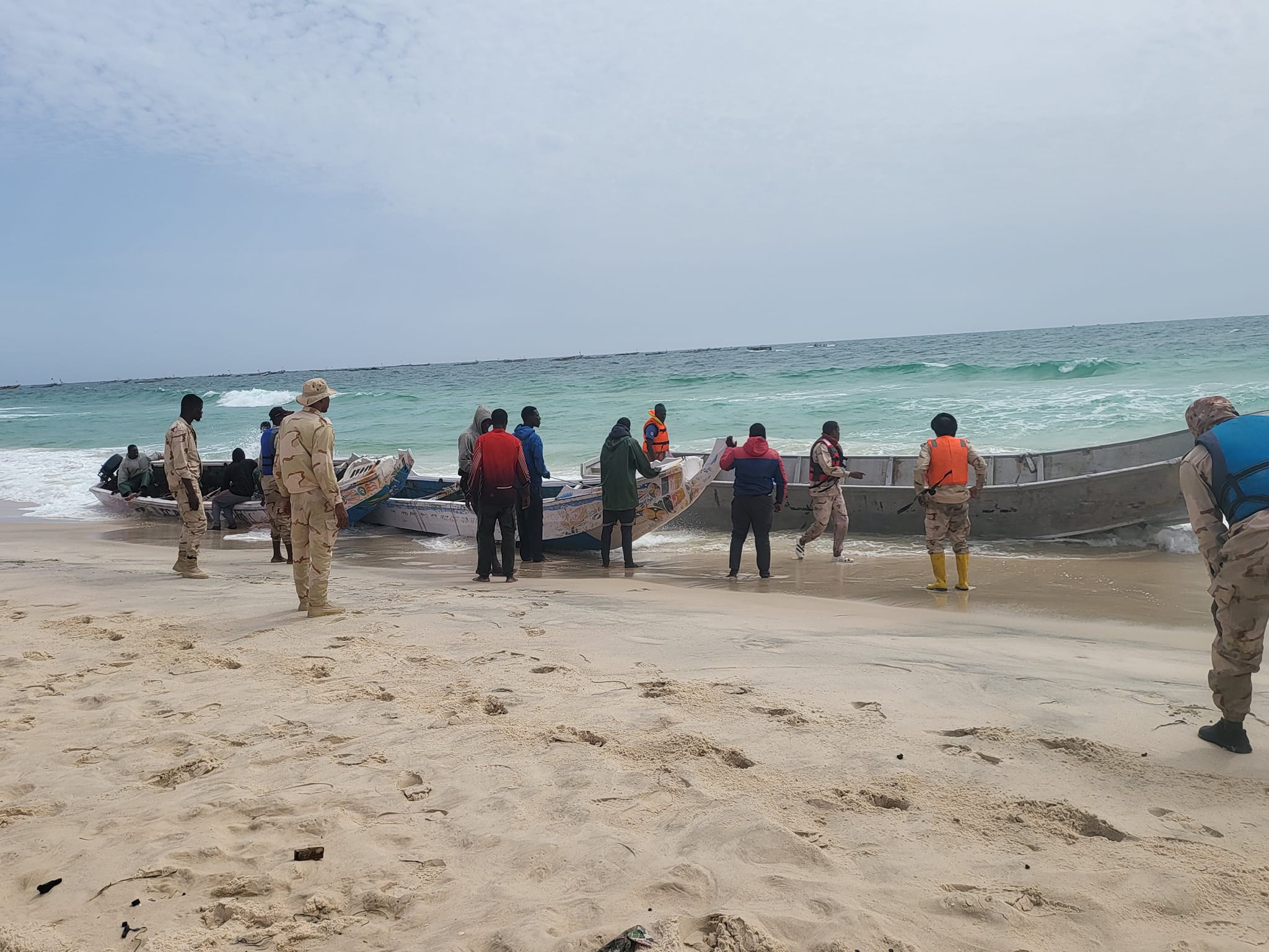خفر السواحل الموريتانية تكشف تفاصيل وصور اعتقالها لستة (…)