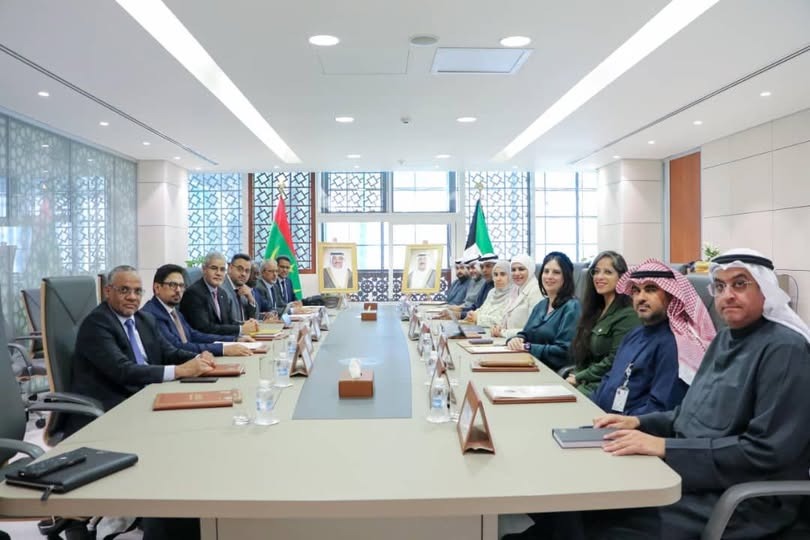 وزير الاقتصاد والمالية الموريتاني يستعرض مع وزيرة (…)