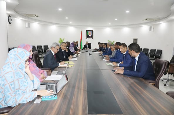 الوزير الأول يجتمع باللجنة الوزارية المشتركة المكلفة (…)