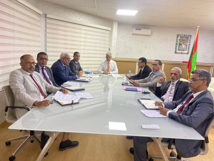 وزير الطاقة والنفط يشدد على احترام الآجال وجودة التنفيذ
