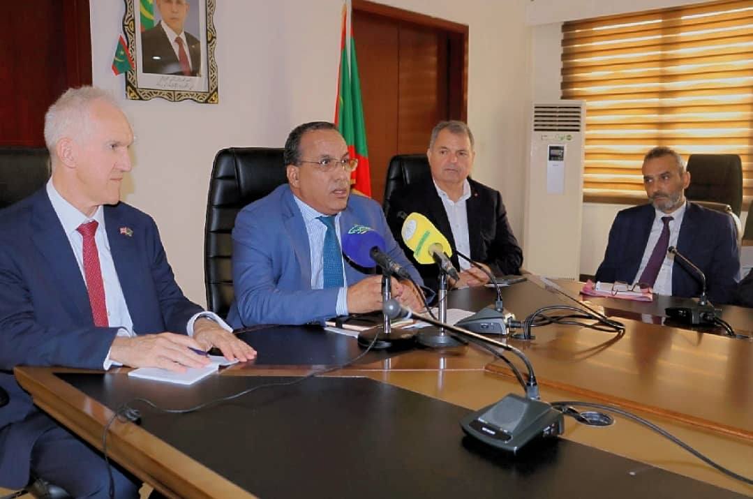 بعثة تجارية بريطانية تبحث التعاون الاقتصادي مع الحكومة (…)