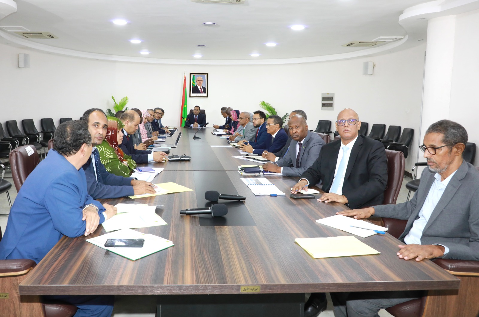 الوزير الأول يجتمع لجنة وزارية لنقاش وتعميق تقرير اللجنة (…)