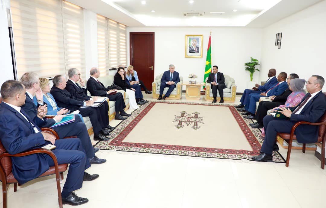 الوزير الأول ولد اجاي يلتقي بوفد من إيطاليا يضم وزيري (…)