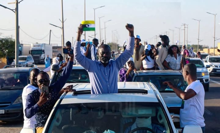 علمٌ واحد وشعارات متعددة..