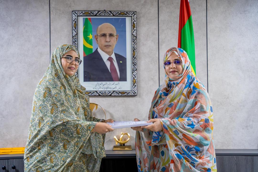 النائب سعداني خيطور تهدي وزيرة التربية نسخة من بحثها