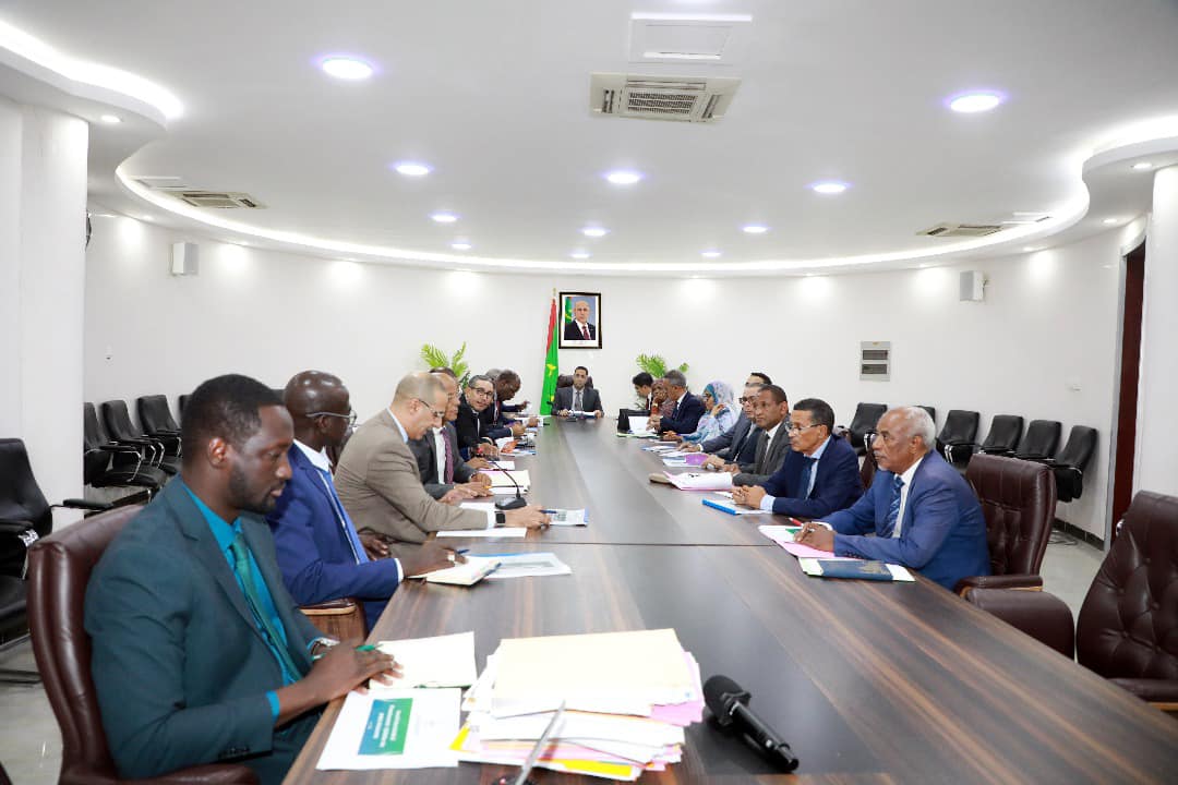 الوزير الأول ولد اجاي يجتمع باللجنة الوزارية المكلفة (…)