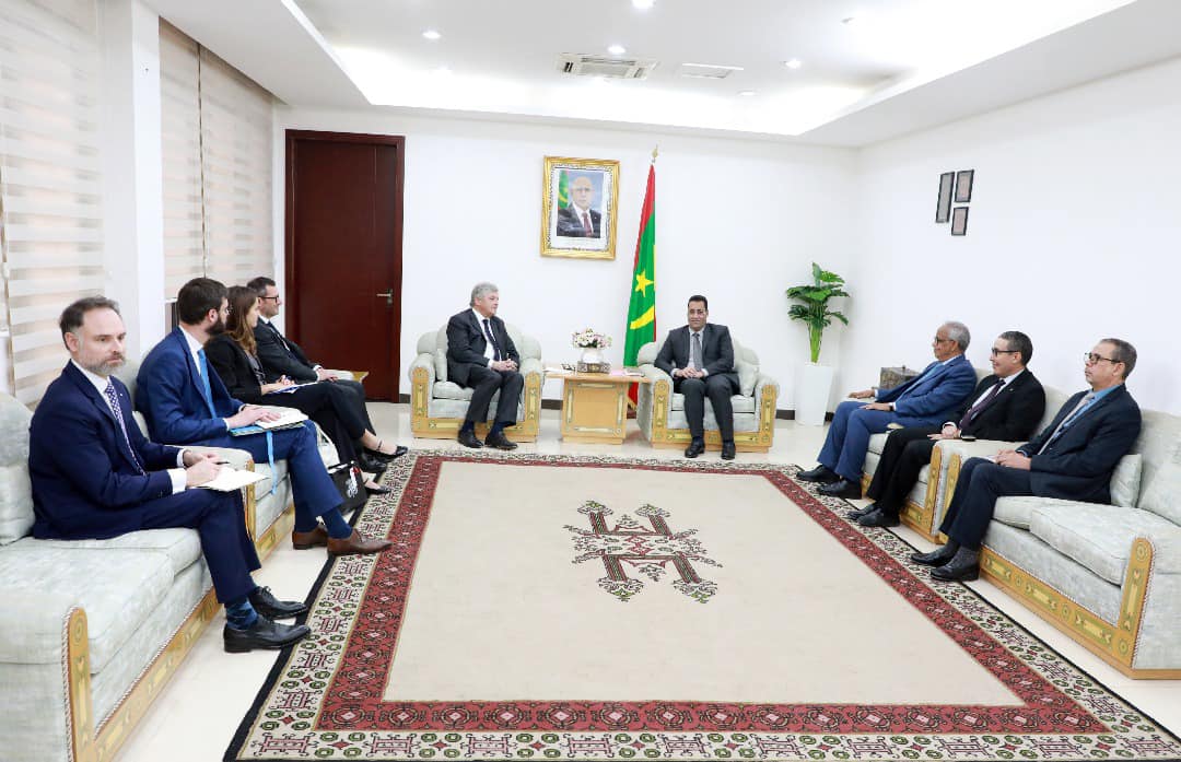 الوزير الأول يبحث مع وفد فرنسي الفرص الاستثمارية التي (…)