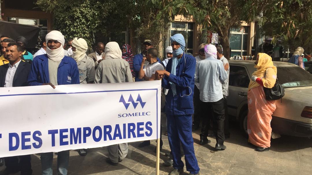 عمال صوملك العقدويين يتظاهرون أمام وزارة الوظيفة العمومية