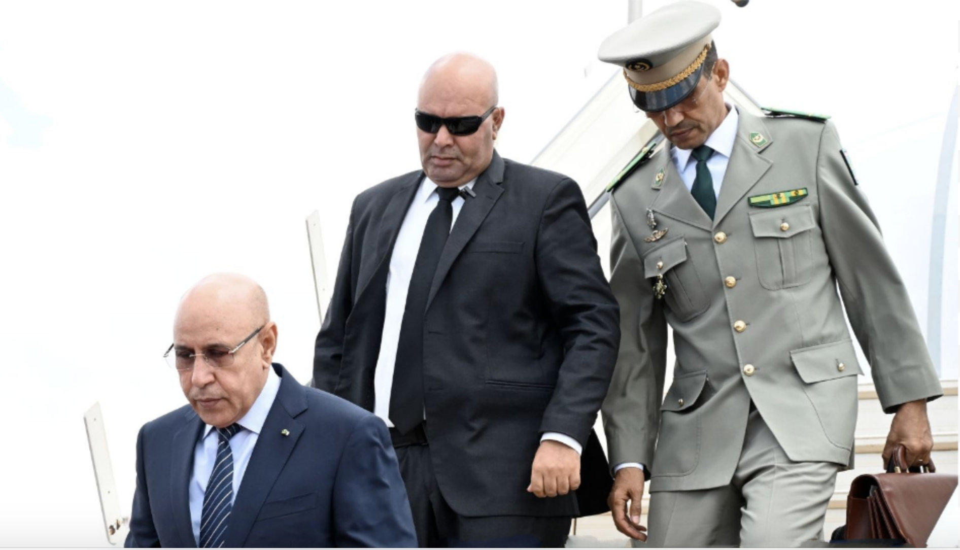 غزواني يبعد عناصر أمنه الشخصي بسبب اتصالات عزيز بهم