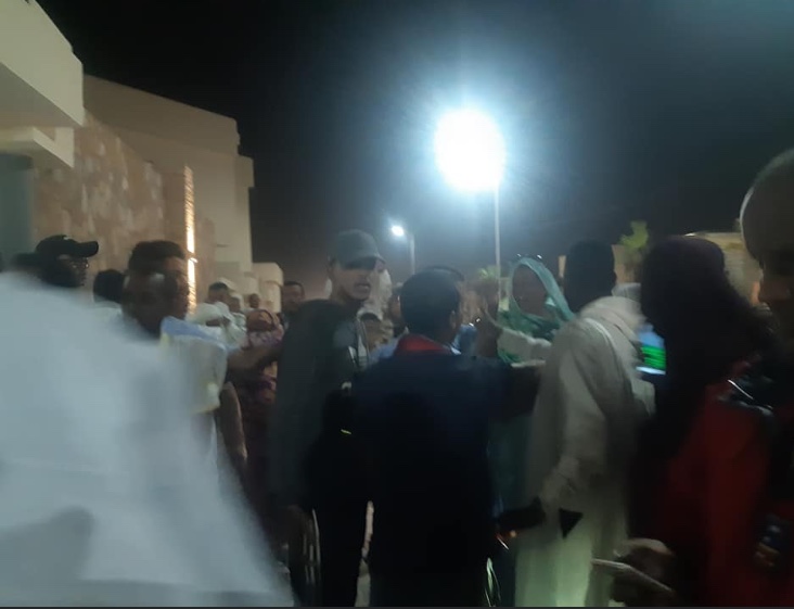لحظات قبل انطلاق مؤتمر عزيز: شجار بين دائني الشيخ الرضا (…)