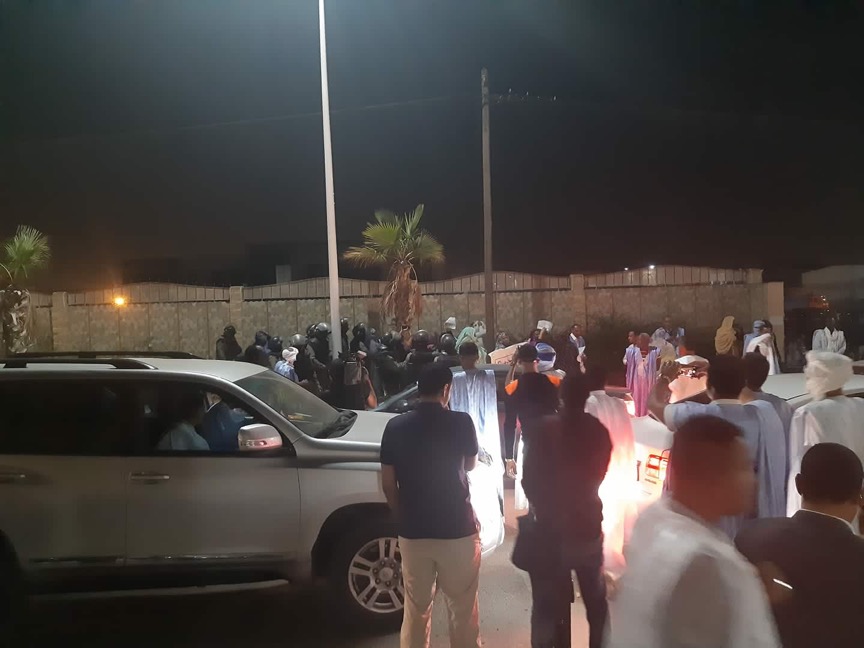 الشرطة تفرق دائني الشيخ الرضا امام منزل عزيز قبل انطلاق (…)